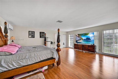 Casa en venta en Miami Gardens, Florida, 5 dormitorios, 244.7 m2 № 1948218 - foto 20