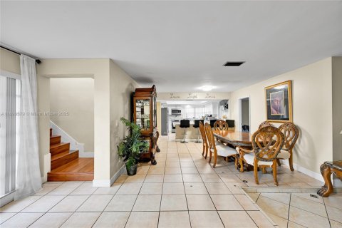 Casa en venta en Miami Gardens, Florida, 5 dormitorios, 244.7 m2 № 1948218 - foto 4