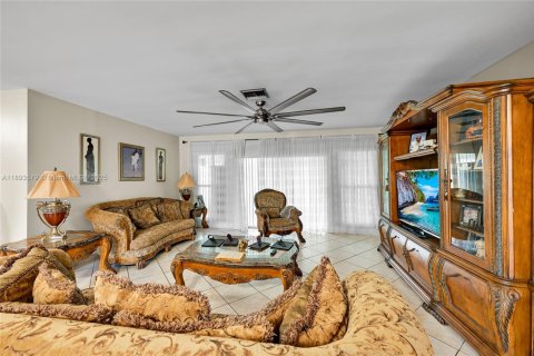 Casa en venta en Miami Gardens, Florida, 5 dormitorios, 244.7 m2 № 1948218 - foto 2