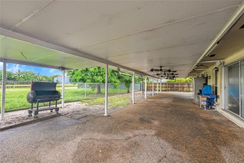 Casa en venta en Miami Gardens, Florida, 5 dormitorios, 244.7 m2 № 1948218 - foto 24
