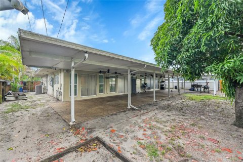 Casa en venta en Miami Gardens, Florida, 5 dormitorios, 244.7 m2 № 1948218 - foto 25