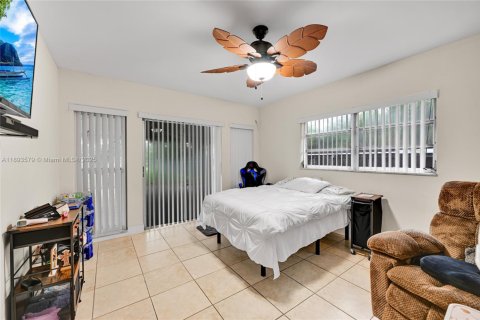 Casa en venta en Miami Gardens, Florida, 5 dormitorios, 244.7 m2 № 1948218 - foto 18