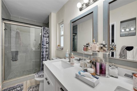 Casa en venta en Miami Gardens, Florida, 5 dormitorios, 244.7 m2 № 1948218 - foto 22