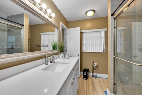 Casa en venta en Miami Gardens, Florida, 5 dormitorios, 244.7 m2 № 1948218 - foto 17
