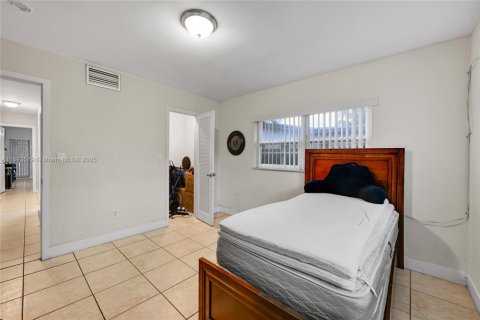 Casa en venta en Miami Gardens, Florida, 5 dormitorios, 244.7 m2 № 1948218 - foto 16