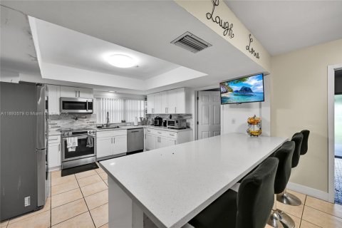 Casa en venta en Miami Gardens, Florida, 5 dormitorios, 244.7 m2 № 1948218 - foto 8