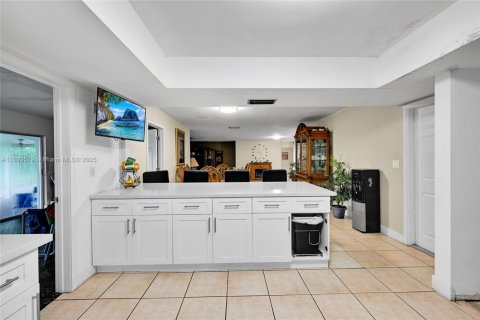 Casa en venta en Miami Gardens, Florida, 5 dormitorios, 244.7 m2 № 1948218 - foto 10