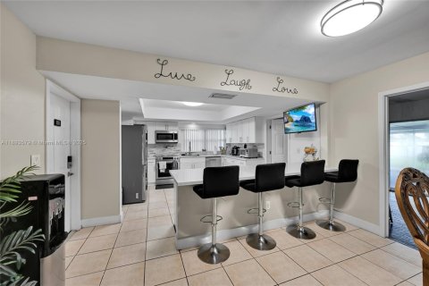 Casa en venta en Miami Gardens, Florida, 5 dormitorios, 244.7 m2 № 1948218 - foto 7