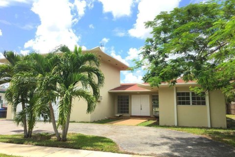 Casa en venta en Miami Gardens, Florida, 5 dormitorios, 244.7 m2 № 1948218 - foto 27