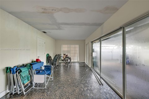 Casa en venta en Miami Gardens, Florida, 5 dormitorios, 244.7 m2 № 1948218 - foto 14