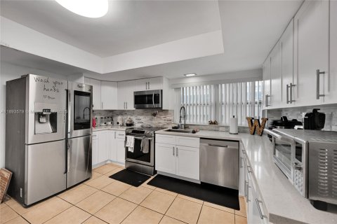 Casa en venta en Miami Gardens, Florida, 5 dormitorios, 244.7 m2 № 1948218 - foto 11
