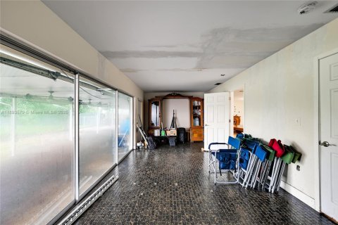 Casa en venta en Miami Gardens, Florida, 5 dormitorios, 244.7 m2 № 1948218 - foto 13