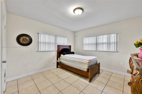 Casa en venta en Miami Gardens, Florida, 5 dormitorios, 244.7 m2 № 1948218 - foto 15
