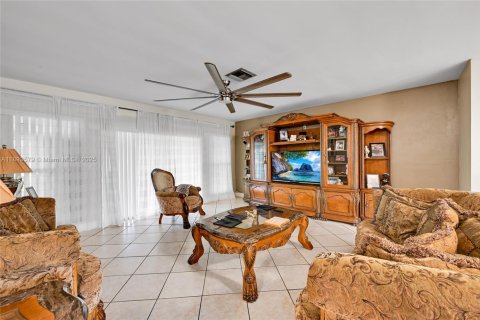 Casa en venta en Miami Gardens, Florida, 5 dormitorios, 244.7 m2 № 1948218 - foto 1