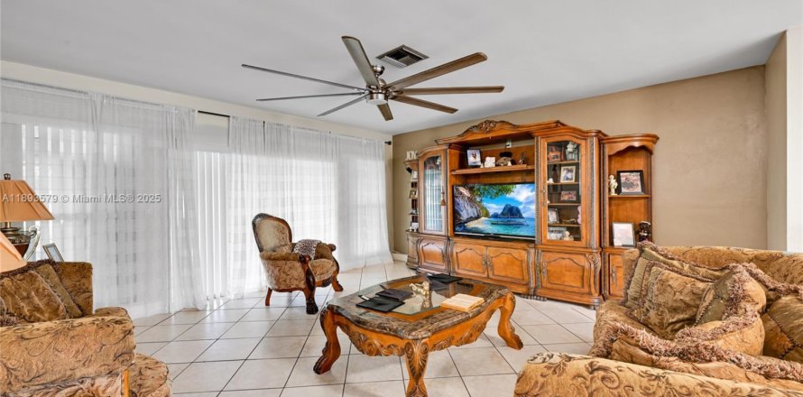 Casa en Miami Gardens, Florida 5 dormitorios, 244.7 m2 № 1948218