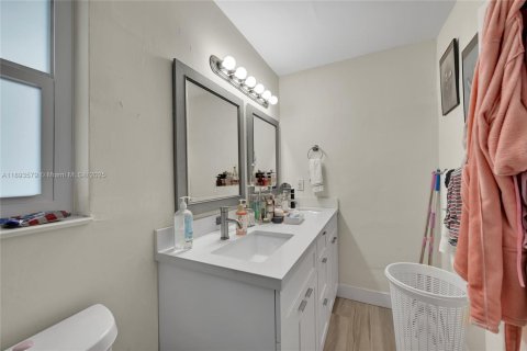 Casa en venta en Miami Gardens, Florida, 5 dormitorios, 244.7 m2 № 1948218 - foto 23