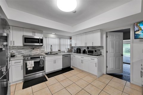 Casa en venta en Miami Gardens, Florida, 5 dormitorios, 244.7 m2 № 1948218 - foto 9