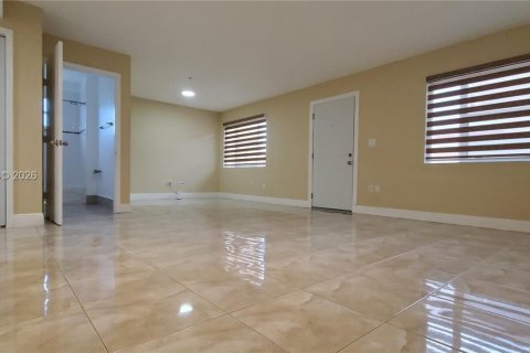 Copropriété à vendre à Miami, Floride: 2 chambres, 99.13 m2 № 2412486 - photo 3