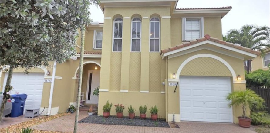 Adosado en Miami, Florida 3 dormitorios, 179.21 m2 № 2152744