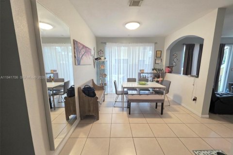 Adosado en venta en Miami, Florida, 3 dormitorios, 179.21 m2 № 2152744 - foto 3