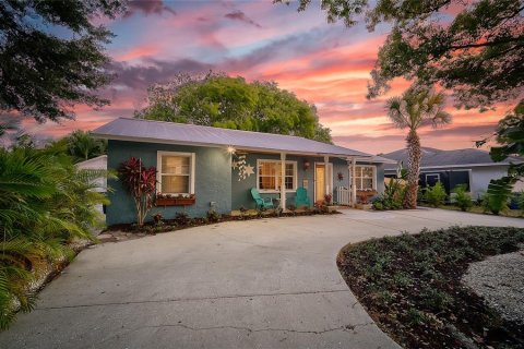 House in Sarasota, Florida 4 bedrooms, 142.51 sq.m. № 2422651 - photo 2