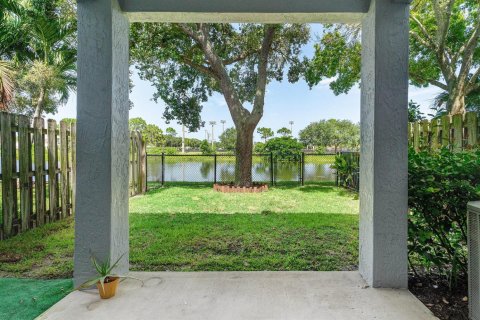 Townhouse in Lake Worth, Florida 3 bedrooms, 144.83 sq.m. № 2259683 - photo 30