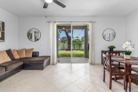 Townhouse in Lake Worth, Florida 3 bedrooms, 144.83 sq.m. № 2259683 - photo 5