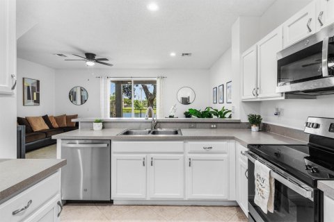 Townhouse in Lake Worth, Florida 3 bedrooms, 144.83 sq.m. № 2259683 - photo 11