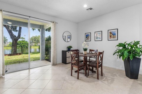 Townhouse in Lake Worth, Florida 3 bedrooms, 144.83 sq.m. № 2259683 - photo 10