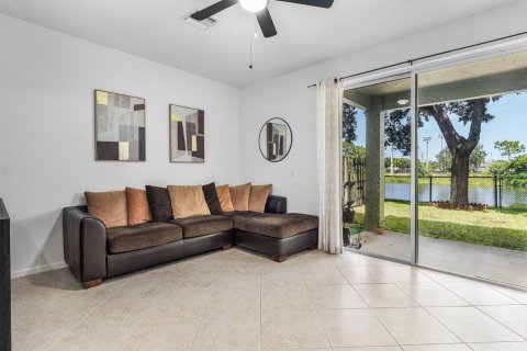 Townhouse in Lake Worth, Florida 3 bedrooms, 144.83 sq.m. № 2259683 - photo 6