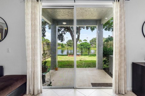 Townhouse in Lake Worth, Florida 3 bedrooms, 144.83 sq.m. № 2259683 - photo 16