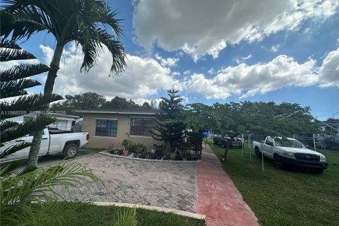Дом в Майами, Флорида 4 спальни, 113.71м2 № 2050385