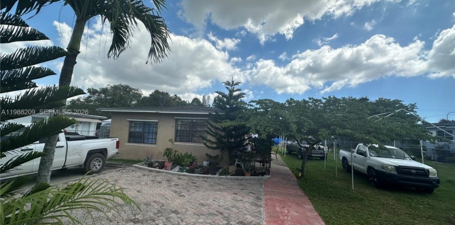 Дом в Майами, Флорида 4 спальни, 113.71м2 № 2050385