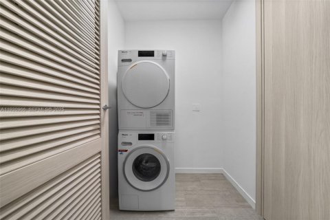 Condominio en venta en Miami, Florida, 4 dormitorios, 224.64 m2 № 2034778 - foto 29