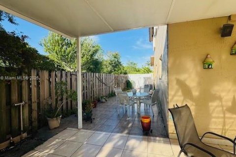 Townhouse in Hialeah, Florida 3 bedrooms, 146.79 sq.m. № 1825675 - photo 15
