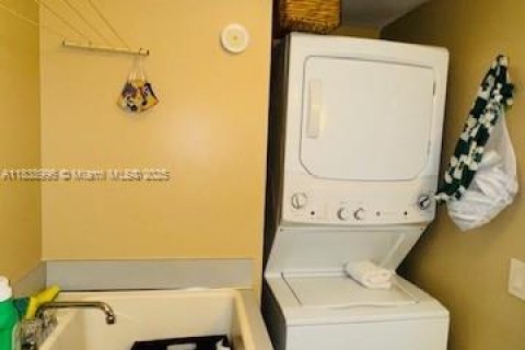 Townhouse in Hialeah, Florida 3 bedrooms, 146.79 sq.m. № 1825675 - photo 7