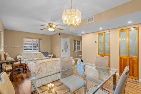 Townhouse in Hialeah, Florida 3 bedrooms, 146.79 sq.m. № 1825675 - photo 23