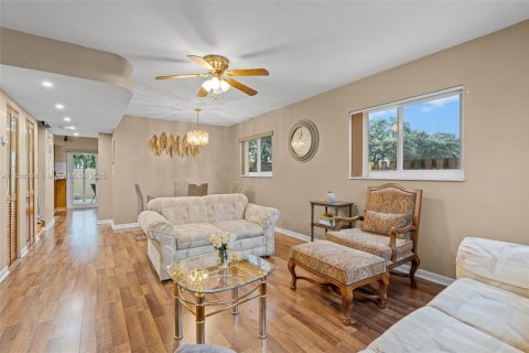Townhouse in Hialeah, Florida 3 bedrooms, 146.79 sq.m. № 1825675 - photo 27