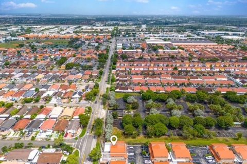 Townhouse in Hialeah, Florida 3 bedrooms, 146.79 sq.m. № 1825675 - photo 18