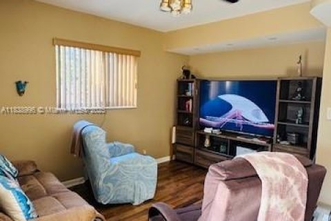 Townhouse in Hialeah, Florida 3 bedrooms, 146.79 sq.m. № 1825675 - photo 10