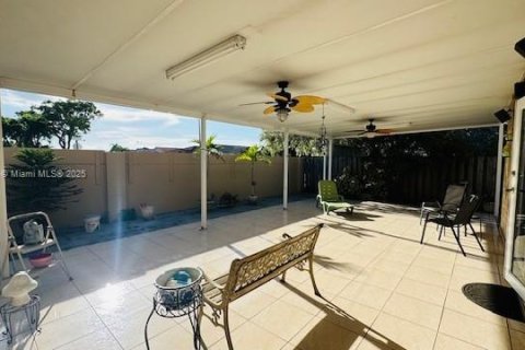 Townhouse in Hialeah, Florida 3 bedrooms, 146.79 sq.m. № 1825675 - photo 17