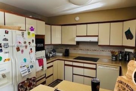 Townhouse in Hialeah, Florida 3 bedrooms, 146.79 sq.m. № 1825675 - photo 6
