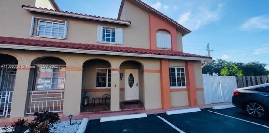 Townhouse in Hialeah, Florida 3 bedrooms, 146.79 sq.m. № 1825675