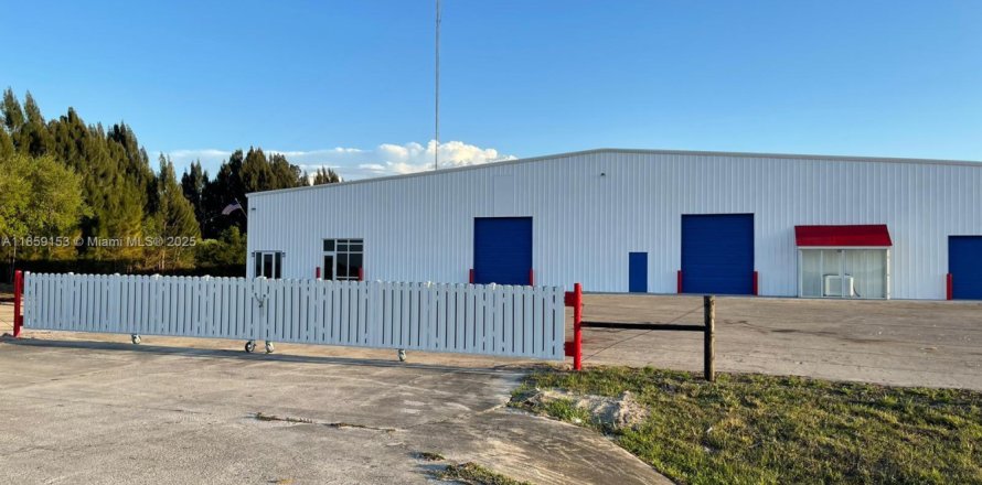 Commercial property in Moore Haven, Florida № 1897069