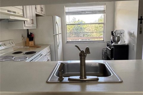 Condominio en venta en Coconut Creek, Florida, 1 dormitorio, 69.49 m2 № 2006012 - foto 9