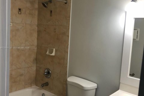 Casa en alquiler en Miami, Florida, 3 dormitorios, 136.75 m2 № 2069446 - foto 7