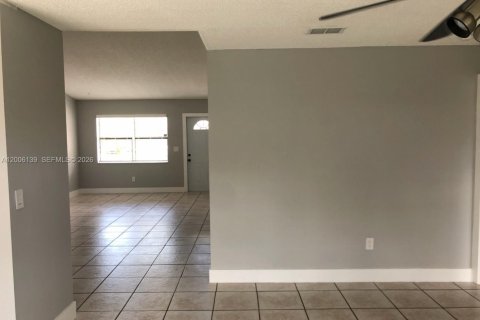 Casa en alquiler en Miami, Florida, 3 dormitorios, 136.75 m2 № 2069446 - foto 19