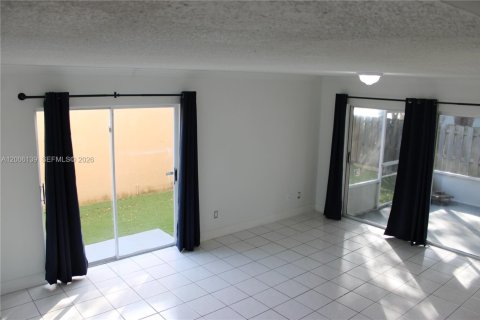 Снять в аренду виллу или дом в Майами, Флорида 3 спальни, 136.75м2, № 2069446 - фото 4