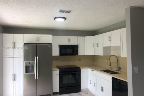 Casa en alquiler en Miami, Florida, 3 dormitorios, 136.75 m2 № 2069446 - foto 5
