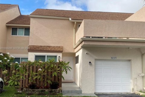 Снять в аренду таунхаус в Плантация, Флорида 3 спальни, 164.44м2, № 1990624 - фото 1